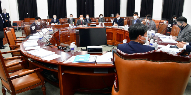 24일 서울 여의도 국회에서 정보위원회 전체회의가 열리고 있다. 연합뉴스