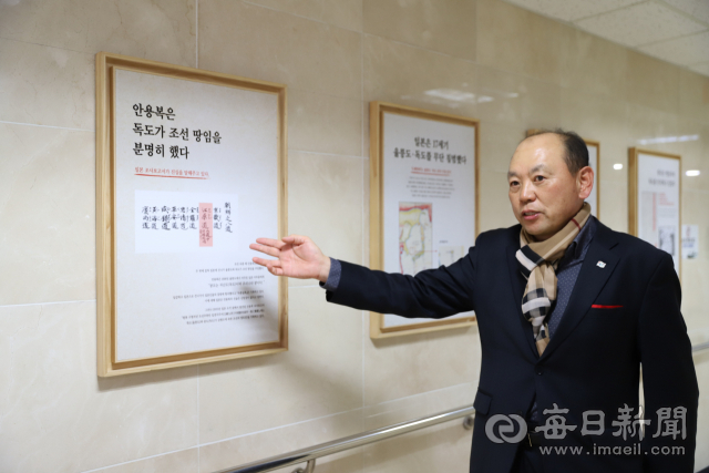 신순식 (재)독도재단 사무총장이 안용복 선생의 역사 자료를 설명하며 일본의 독도 영유권 주장에 대한 허위성을 강조하고 있다. 신동우 기자