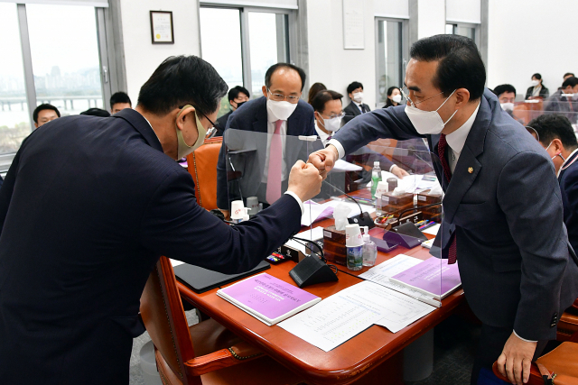 지난 20일 국회에서 열린 예산결산특별위원회 예산안등조정소위원회에서 정성호 예결위원장과 박홍근 더불어민주당 예결위 간사, 추경호 국민의힘 예결위 간사가 인사를 하고 있다. 연합뉴스