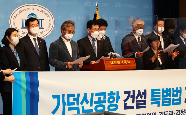 더불어민주당 김정호 의원 등 부.울.경(부산·울산·경남) 지역 민주당 의원들이 18일 국회 소통관에서 