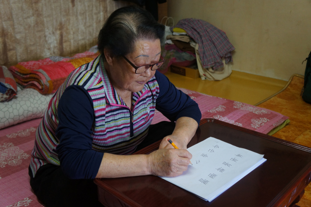 칠곡군 이원순 할머니가 글씨체 폰트 개발을 위해 시트지에 한글을 쓰고 있다. 칠곡군 제공