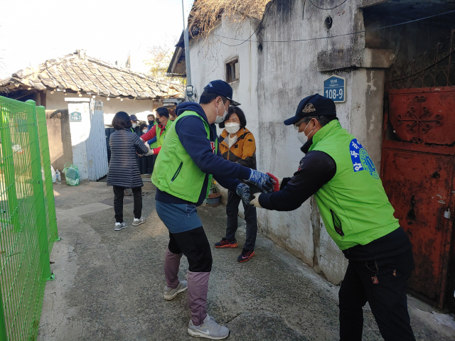 압독라이온스클럽은 어려운 이웃에게 전달해 달라며 연탄 1천200장을 경산시 중앙동행정복지센터에 기탁했다. 경산시 제공