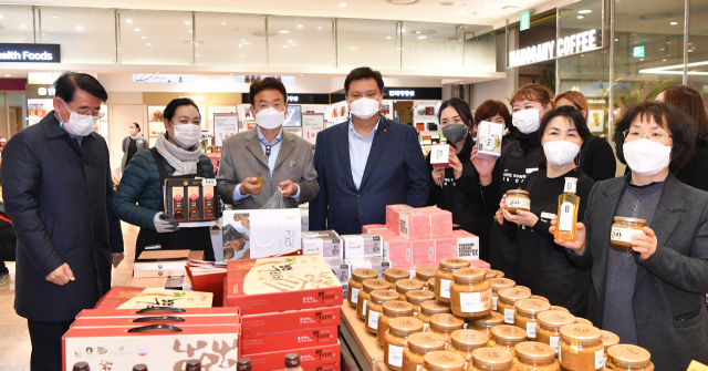 25일 서울 롯데백화점 영등포점에 마련된 경북 농·특산물 판매점에서 이철우(왼쪽 세 번째) 경북도지사, 관계자들이 상품을 들어 보이고 있다. 경북도 제공