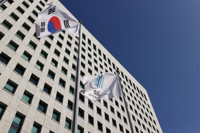 추미애 법무부 장관이 윤석열 검찰총장에 대한 직무집행 정지를 명령한 다음날인 25일 오전 서초동 대검찰청에 검찰 깃발이 태극기와 함께 펄럭이고 있다. 연합뉴스