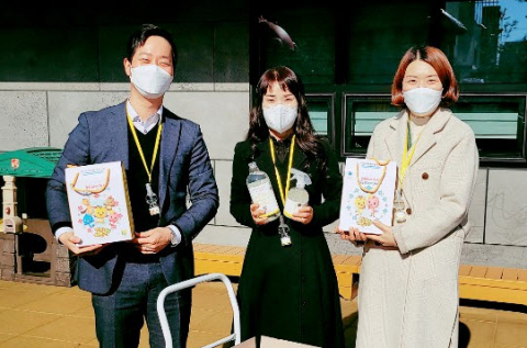 권오철 청아 대표가 어린이 전용 살균소독제를 전달하고 있다. 마경대 기자