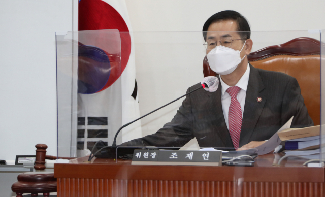 조재연 공수처장 후보추천위원회 위원장이 25일 오후 국회에서 열린 전체회의를 주재하고 있다. 연합뉴스