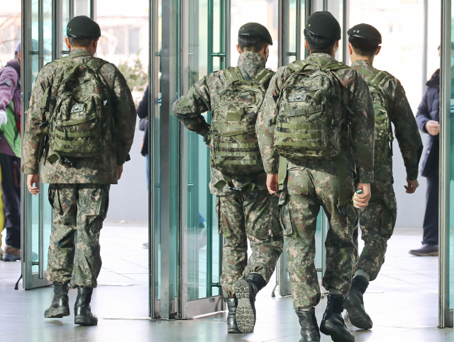 경기 연천군에 있는 육군 5사단 신병교육대 훈련병 55명이 25일 신종 코로나바이러스 감염증(코로나19) 양성 판정을 받으면서 혼란이 가중되고 있다. 사진은 서울역을 이용하는 장병들의 모습. 연합뉴스