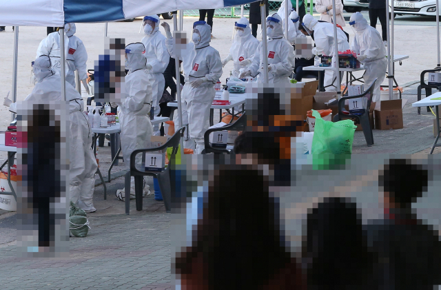 25일 신종 코로나바이러스 감염증(코로나19) 확진자가 발생한 울산시 중구 한 초등학교에서 학생과 교사를 대상으로 한 전수 검사가 이뤄지고 있다. 연합뉴스