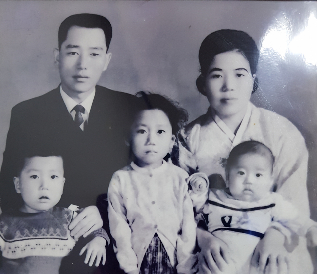 55년 전 故 김국석(왼쪽 위) 씨와 부인, 김서진(가운데) 씨, 남동생 등 가족 5명이 찍은 기념 사진. 가족제공.