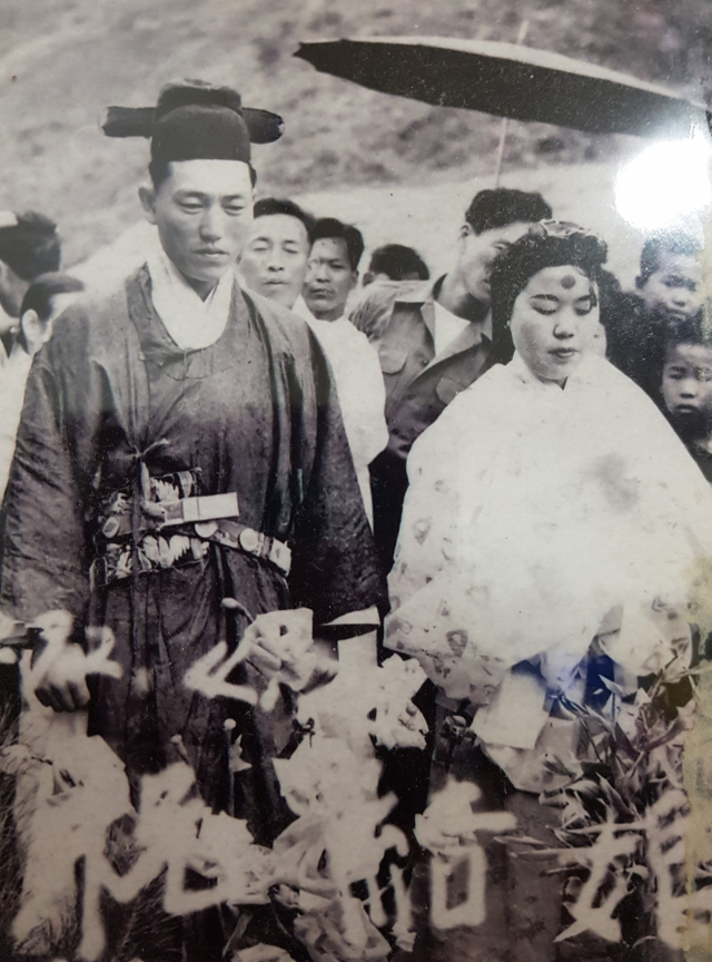 63년 전 故 김국석 씨가 부인과 혼인식을 하며 찍은 기념 사진. 가족제공.
