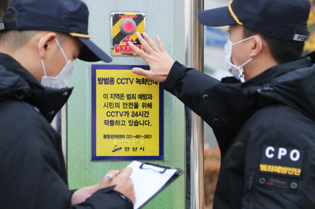 13일 오전 경기도 안산시의 한 방범용 CCTV에서 안산단원경찰서 경찰관들이 비상벨을 점검하고 있다. 경찰은 초등학생 납치·성폭행범 조두순의 다음 달 출소를 앞두고 방범 시설을 점검하고 대응 훈련을 벌이는 등 우발 상황에 대비한 대책을 보강하고 있다. 연합뉴스