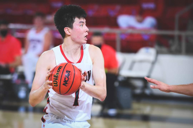 미국대학스포츠협회(NCAA) 남자농구 디비전 1에서 활약하는 이현중이 26일 홈경기로 열린 2020-2021시즌 개막전에서 팀 내 최다인 23점을 넣었다. 사진은 이현중의 경기 모습. 연합뉴스