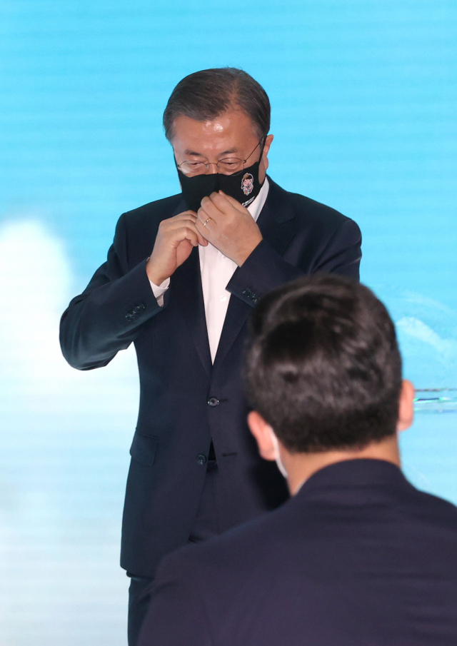 문재인 대통령이 18일 오전 인천 연수구 송도캠퍼스에서 열린 바이오산업 행사에서 발언을 마친 후 단상에서 내려오고 있다. 연합뉴스