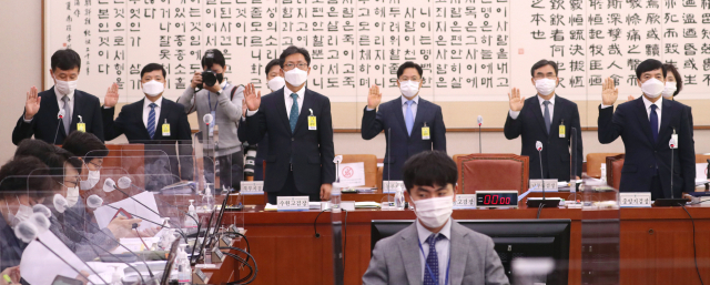 지난달 19일 오전 서울 여의도 국회 법제사법위원회에서 열린 서울고검·수원고검 산하 검찰청들에 대한 국정감사에 출석한 조상철 서울고검장과 검사장들이 선서를 하고 있다. 연합뉴스