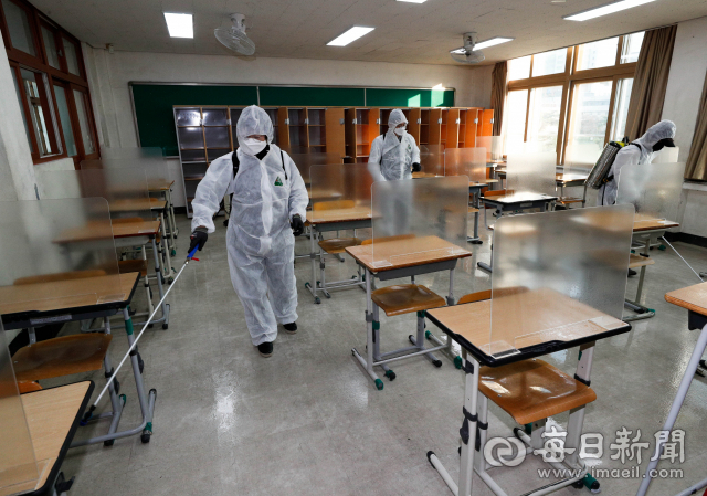 지난달 26일 대구 지역 전체 고교와 수능 시험이 치러지는 학교들의 등교 수업이 중단되고 원격수업으로 전환된 가운데 수능 시험장으로 지정된 한 학교에서 방역이 진행되고 있다. 우태욱 기자 woo@imaeil.com
