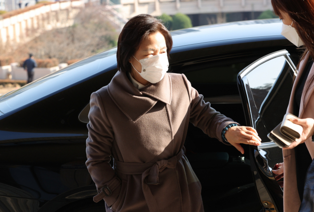 추미애 법무부 장관이 26일 오후 정부과천청사로 들어서고 있다. 연합뉴스