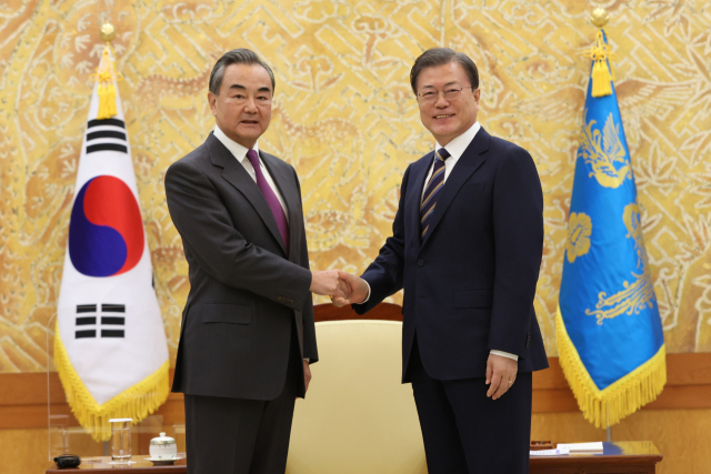 문재인 대통령이 26일 오후 청와대에서 왕이(王毅) 중국 외교담당 국무위원 겸 외교부장과 기념촬영 하고 있다. 연합뉴스
