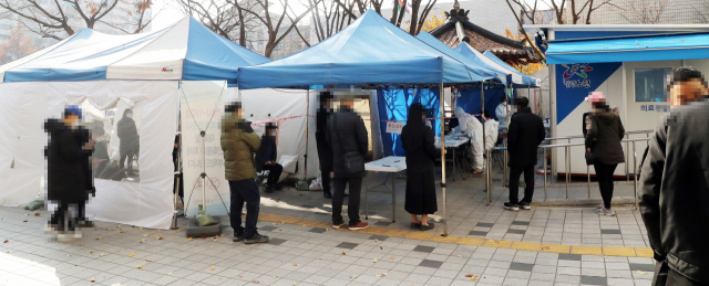 서울 노원구청에서 신종 코로나바이러스 감염증 확진자가 16명 발생한 가운데 26일 구청과 인접한 서울 노원구보건소 코로나19 선별진료소에 검사를 받으려는 시민들이 대기하고 있다. 연합뉴스