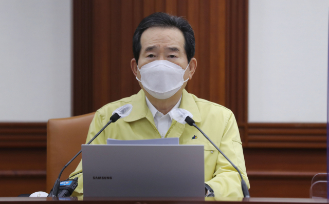 정세균 국무총리가 27일 오전 정부서울청사에서 열린 신종 코로나바이러스 감염증(코로나19) 대응 중앙재난안전대책본부(중대본) 회의를 주재하고 있다. 연합뉴스