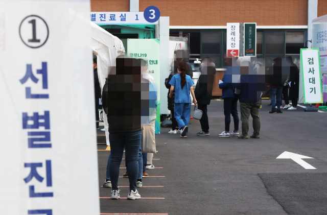 27일 오전 서울 중구 국립중앙의료원 선별진료소 앞이 검사를 받으려는 시민들로 붐비고 있다. 연합뉴스
