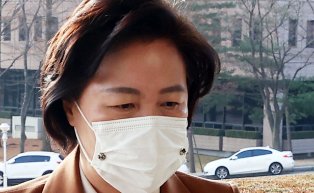 추미애 법무부 장관이 27일 경기도 정부과천청사로 출근하고 있다. 연합뉴스