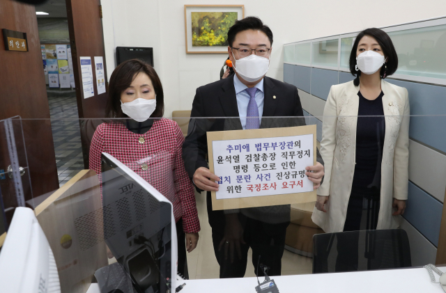 국민의힘 김성원 원내수석부대표(가운데), 전주혜 의원(왼쪽), 배현진 원내대변인이 27일 오전 국회 의안과에 