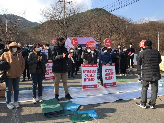 국방부와 사드반대 측이 공사차량을 제외한 나머지 차량 반입에 합의한 후 반대 측이 농성을 풀고 마무리 집회를 하고 있다. 소성리종합상황실 제공