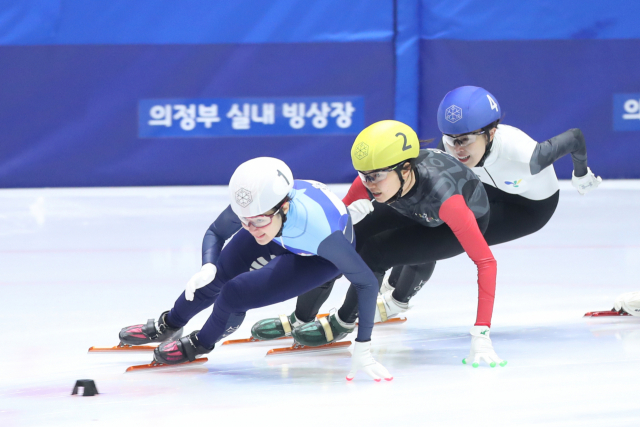 27일 경기도 의정부 실내빙상장에서 열린 제37회 전국남녀 쇼트트랙스피드스케이팅대회, 여자 일반부 1000m 결승에서 성남시청 김지유(왼쪽부터), 서울시청 심석희, 고양시청 김아랑이 질주하고 있다. 연합뉴스