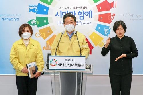26일 김홍장 당진시장은 최근 당진시 소속 공무원 2명이 마스크 정상 착용을 요구하는 카페 업주에게 행패를 부린 것에 대해 사과했다. 충남 당진시 제공
