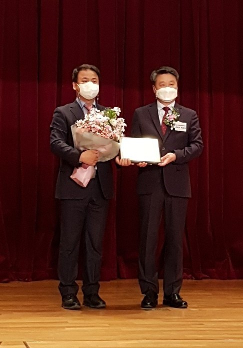 김은수(왼쪽) 경운대 산학협력단장이