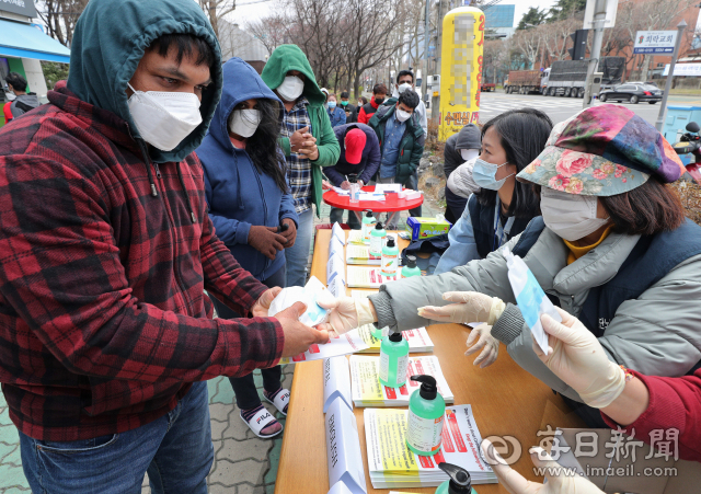 지난 3월 대구 달서구 성서네거리에서 성서산단 노조원들이 외국인 근로자들에게 마스크, 손소독제 등을 무료로 나눠주는 모습. 매일신문 DB
