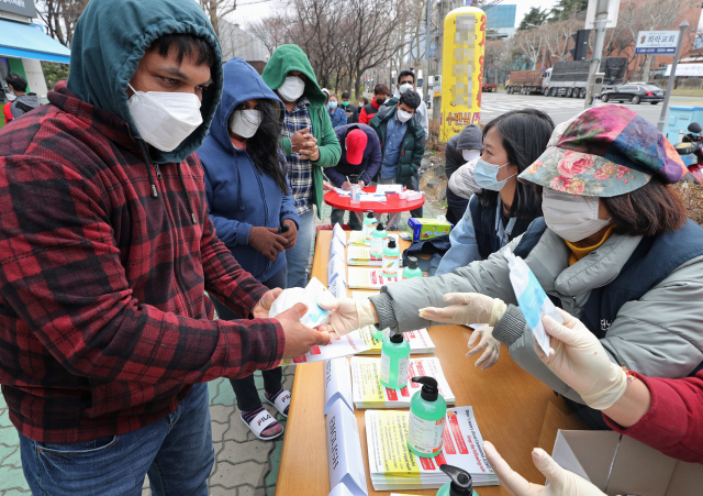 코로나19로 이주민에 대한 차별이 심해졌다는 설문조사 결과가 나왔다. 사진은 지난 3월 대구 달서구 성서네거리에서 성서산단 노조원들이 이주민들에게 마스크, 손소독제 등을 무료로 나눠주는 모습. 매일신문 DB