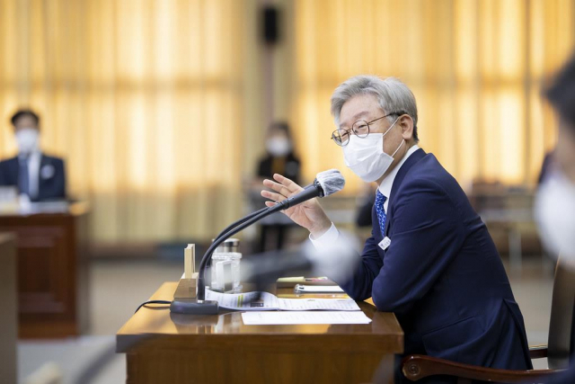 27일 오후 경기도청 확대간부회의에서 이재명 경기도지사가 실국 주요현안 보고 및 토의를 진행하고 있다. 연합뉴스