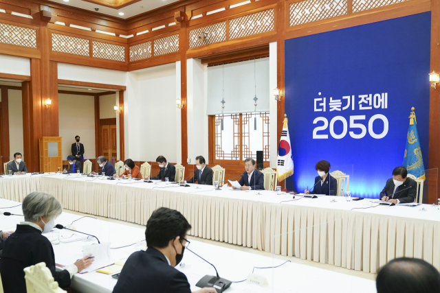 문재인 대통령이 27일 청와대에서 2050 탄소중립 범부처 전략회의를 주재하고 있다. 연합뉴스