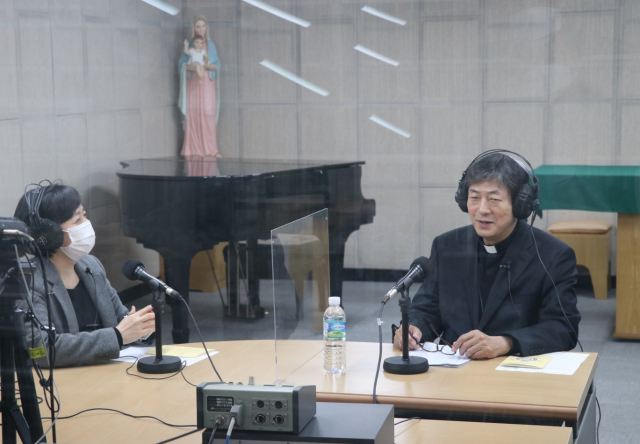 대구가톨릭평화방송에 출연한 천주교대구대교구 교구장 조환길 대주교(오른쪽). 대구가톨릭평화방송 제공