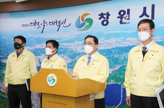 허성무(왼쪽에서 3번째) 창원시장이 27일 창원시청에서 코로나19 관련 브리핑을 하고 있다. 창원시 제공