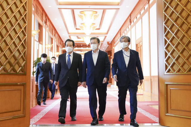 문재인 대통령이 27일 청와대에서 열린 2050 탄소중립 범부처 전략회의에 참석하고 있다. 왼쪽부터 정세균 국무총리, 문 대통령, 노영민 비서실장. 연합뉴스