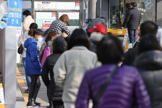 강서구 에어로빅학원발 신종 코로나바이러스 감염증(코로나19) 집단감염이 퍼지고 있는 가운데 27일 오전 서울 강서구청에 마련된 선별진료소에서 시민들이 검사를 받기 위해 줄을 서 있다. 연합뉴스