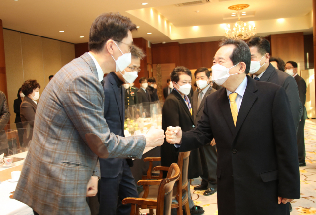 정세균 국무총리가 휴일인 28일 아침 대구광역시 수성구 인터불고 호텔에서 대구지역 의료인들을 초대해 격려 조찬을 하기에 앞서 인사하고 있다. 연합뉴스