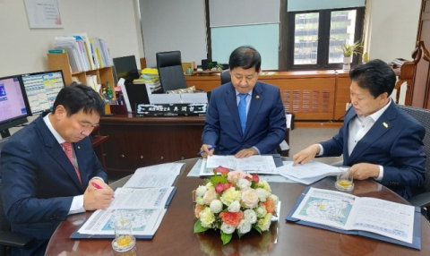 이병환 성주군수(오른쪽)와 정희용 국회의원(고령성주칠곡·왼쪽)이 구윤철 국무조정실장에게 동서3축 고속도로 성주~대구구간 조기 건설, 가야산 국립공원 구역조정 ​등 성주군 주요 현안을 설명하면서 지원을 요청하고 있다. 성주군 제공