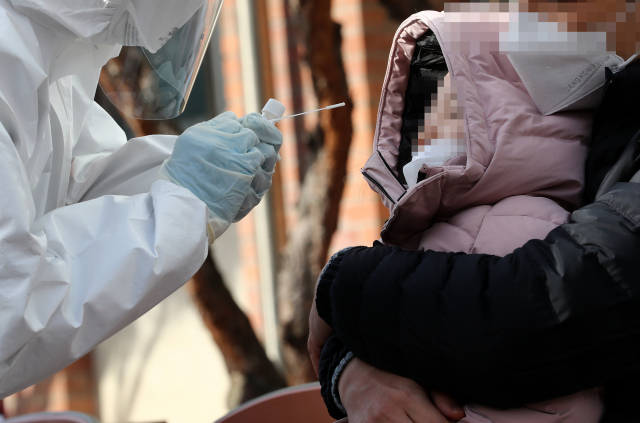 코로나19 검사를 받고 있는 모습. 연합뉴스