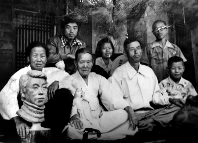 70년대 중반 경북 예천군 예천읍 고평리 자택 마루에서 김채윤(뒷줄 가운데) 씨와 어머니 남정녀(앞줄 맨 왼쪽), 아버지 김재윤(앞줄 오른쪽 두번째) 씨 등 가족사진. 가족제공.