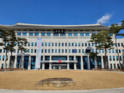 29일 공룡 조형물이 사라진 경북도청 본관 앞 전경. 박영채 기자