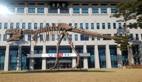 올해 초 설치됐던 경북도청 본관 앞 공룡 조형물. 경북도 제공