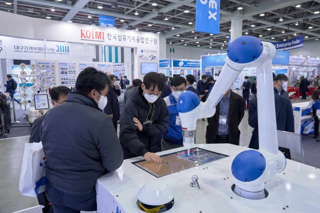 2020 대구국제기계산업대전에서 참관객들이 전시부스를 관람하고 있다. 대구시 제공