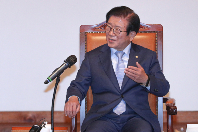 박병석 국회의장이 27일 국회 사랑재에서 왕이 중국 외교부장을 접견하며 인사말하고 있다. 연합뉴스