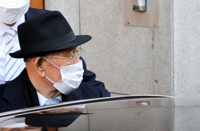 전두환 전 대통령이 30일 광주지법에서 열리는 사자명예훼손 1심 선고 공판에 출석하기 위해 서울 서대문구 연희동 자택에서 나오고 있다. 전 전 대통령은 자서전에서 5·18 당시 헬기 사격 목격 증언을 한 조비오 신부에 대해 
