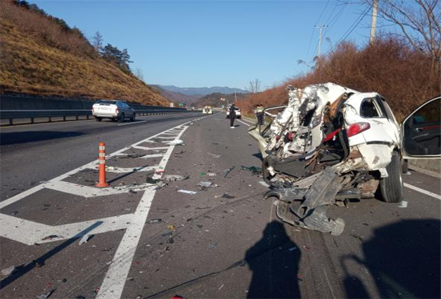 경북 봉화군 법전면 소천리 국도 36번 도로상에서 교통사고가 발생, 산타페 차량이 크게 훼손됐다. 봉화군 제공