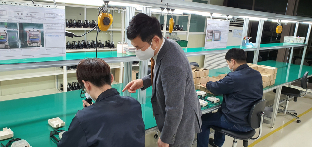케이스마트피아 직원들이 스마트 원격검침 시스템을 점검하고 있다. 대구상수도사업본부 제공