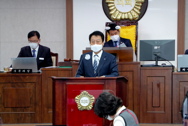 문준희 경남 합천군수가 30일 열린 제250회 합천군의회 정례회에서 2021년 예산안과 내년도 군정 운영방향을 제시하고 있다.